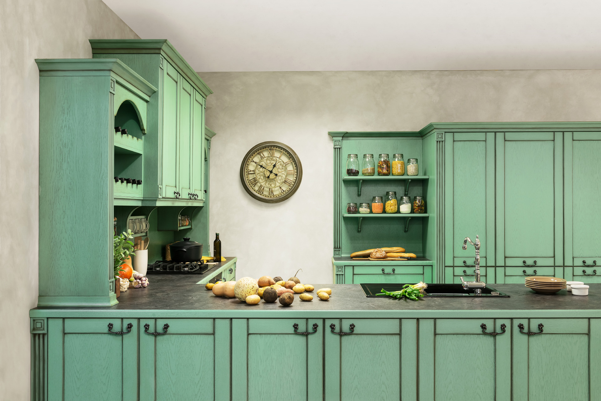Provencia štýl bývania je nadčasový. Kuchyňa Avignon v zelenej patine.