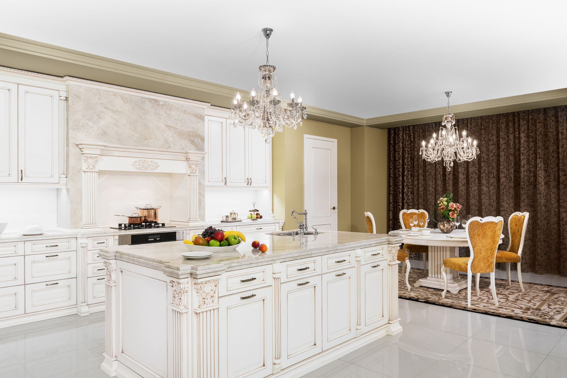 Elegantná biela kuchyňa Royal a charakteristické vysoko zdobné rímsy a stĺpiky